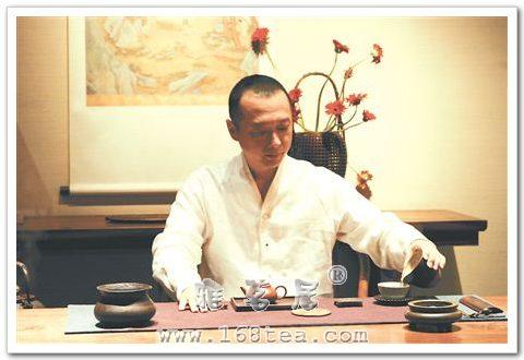 凤凰小<a href=http://www.368tea.com/html/293/ id=kw target=_blank>茶馆</a>的主人王心.jpg